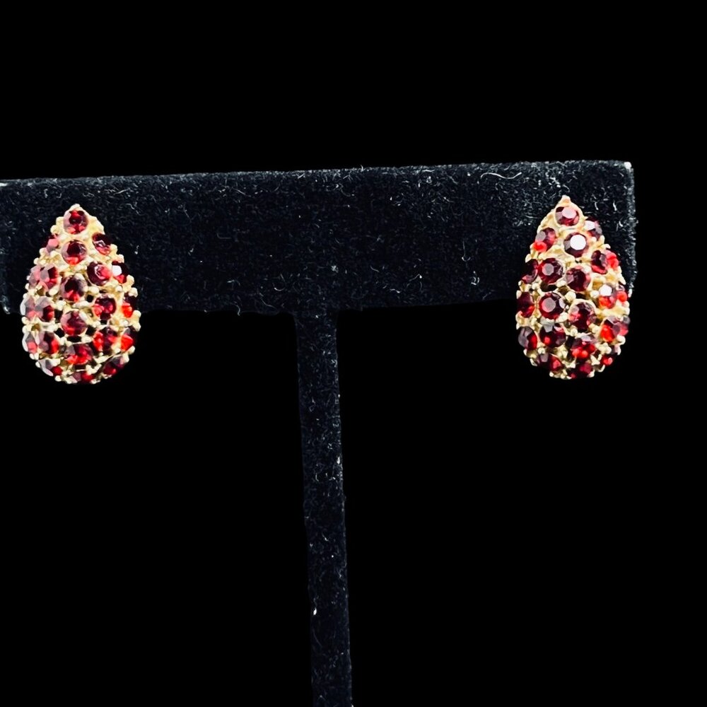Vintage Gold Tone And Red Rhinestone Tear Drop Screw Back Earrings (5287)